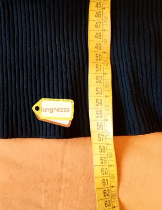 Maglia nera maniche a sbuffo