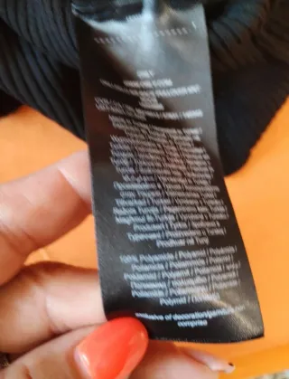 Maglia nera maniche a sbuffo