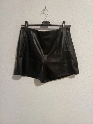 Pantalones cortos efecto piel negro talla 38