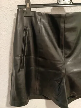 Pantalones cortos efecto piel negro talla 38