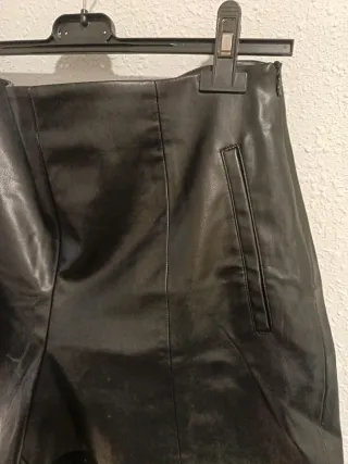 Pantalones cortos efecto piel negro talla 38