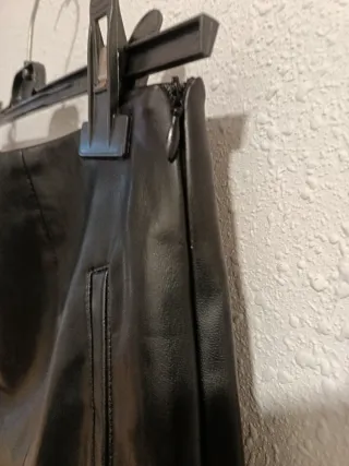 Pantalones cortos efecto piel negro talla 38