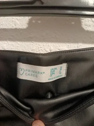 Pantalones cortos efecto piel negro talla 38