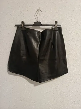 Pantalones cortos efecto piel negro talla 38