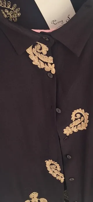 Blusa negra con bordado dorado