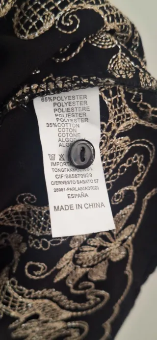 Blusa negra con bordado dorado