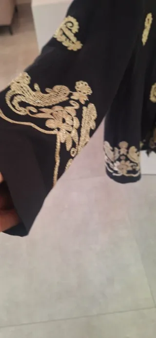 Blusa negra con bordado dorado