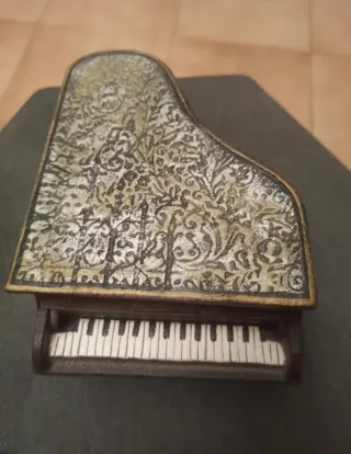 Piano decorativo in ghisa