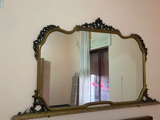 Specchiera con cornice in metallo dorato