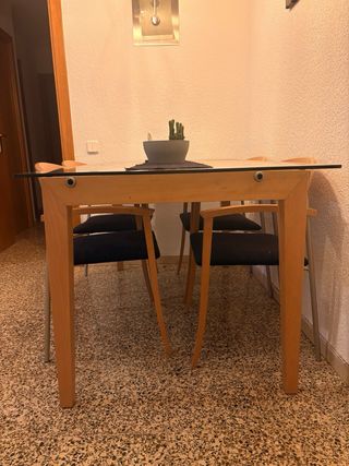 Mesa cristal y 4 sillas madera