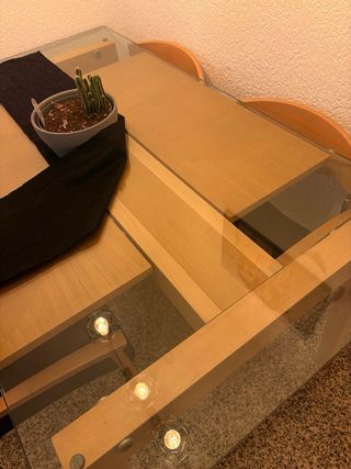 Mesa cristal y 4 sillas madera
