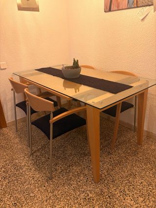 Mesa cristal y 4 sillas madera