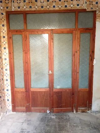 Puerta de madera con cristal