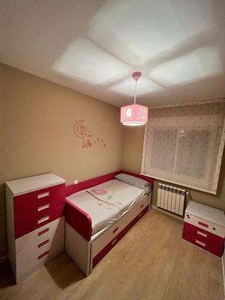 Letto per bambini con cassettoni e lampada