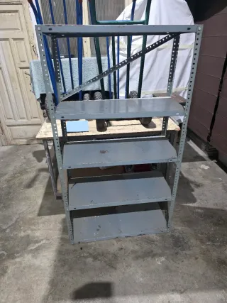 Estantería metálica gris