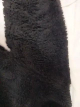 Cazadora pelo negra con capucha