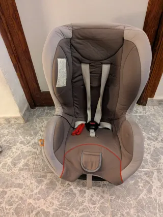 Silleta coche infantil gris y marrón