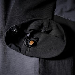 Pantalón de montaña y trekking resistente y cortaviento