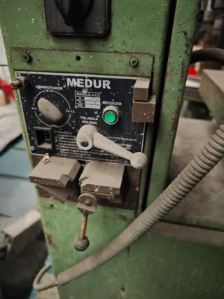 Sierra de cinta con soldador