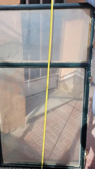 4  Ventanas de hierro con marco verde