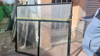 4  Ventanas de hierro con marco verde