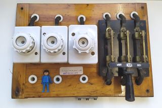 CUADRO ELECTRICO ANTIGUO-BASES PORCELANA 100A-