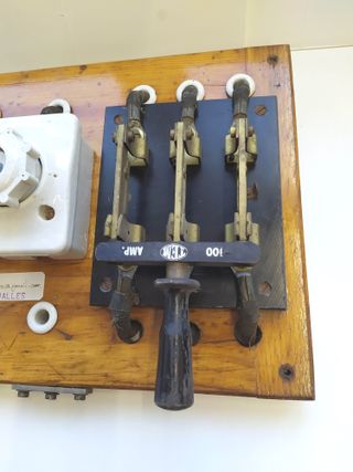 CUADRO ELECTRICO ANTIGUO-BASES PORCELANA 100A-