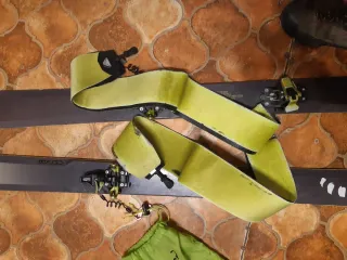 Esquís de travesía Dynafit con fijaciones