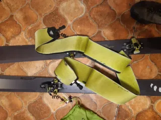 Esquís de travesía Dynafit con fijaciones