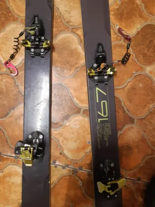 Esquís de travesía Dynafit con fijaciones