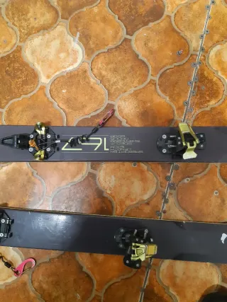 Esquís de travesía Dynafit con fijaciones