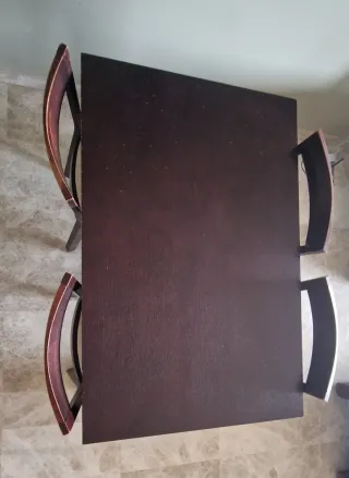 Taula i 4 cadires negre-marró