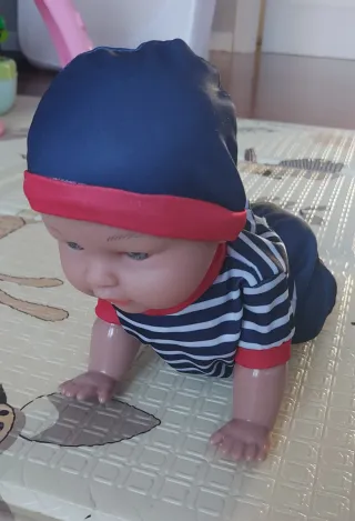 Muñeco bebé gateando