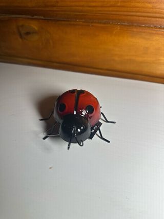 Mariquita decorativa metalica