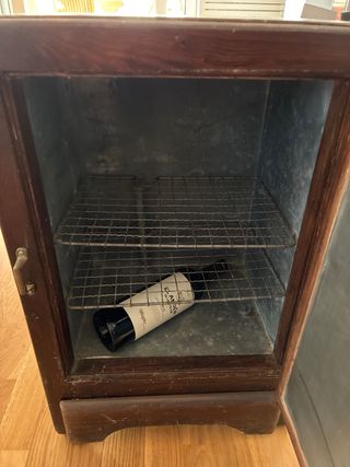 Antigua nevera de hielo de madera