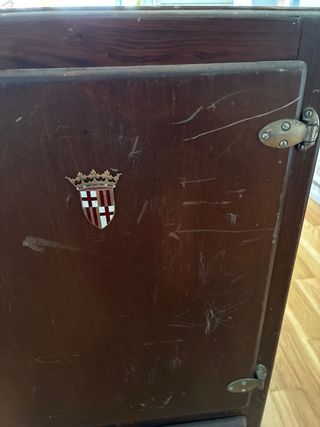 Antigua nevera de hielo de madera