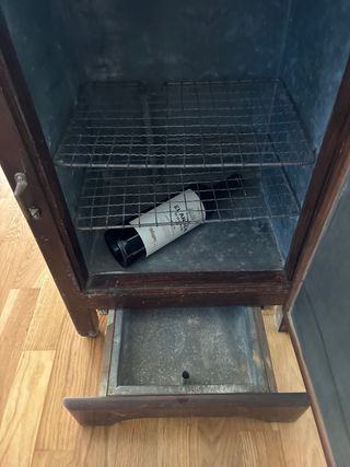 Antigua nevera de hielo de madera