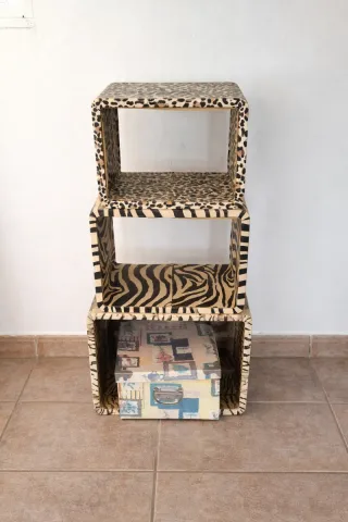 Estanterías vintage con estampado animal