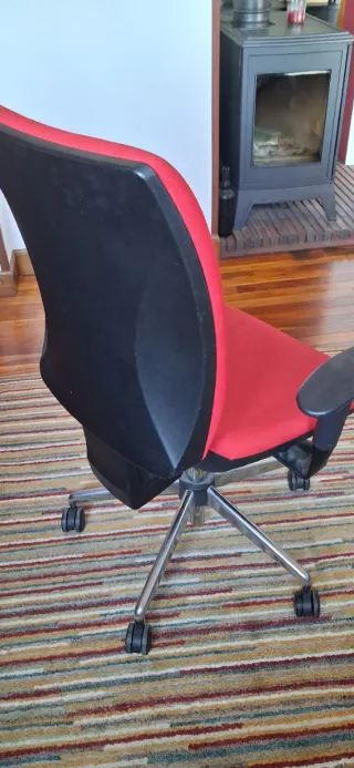 Silla de escritorio ergonómica roja