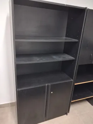 Mueble de oficina negro y marrón