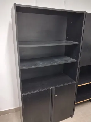 Mueble de oficina negro y marrón