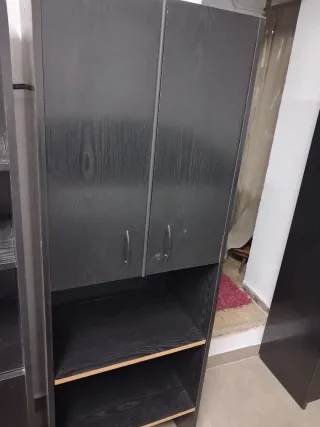 Mueble de oficina negro y marrón