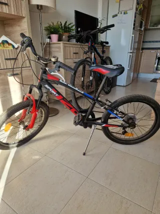 Bicicleta infantil negra y roja