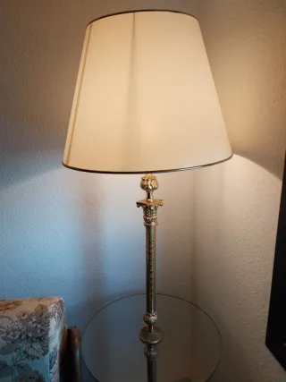 Lámpara de pie dorada, antigua, con mesa de crista