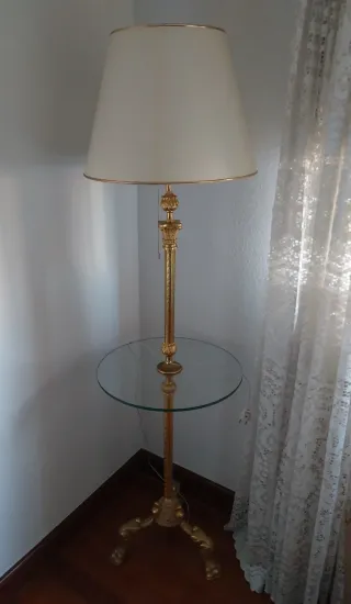 Lámpara de pie dorada, antigua, con mesa de crista
