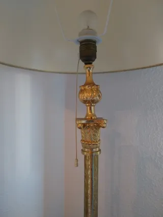 Lámpara de pie dorada, antigua, con mesa de crista