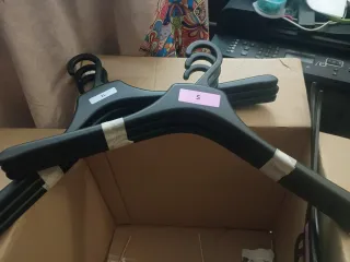 Lote de perchas de plástico negro