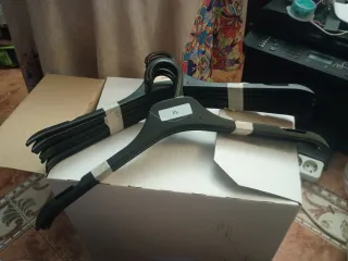 Lote de perchas de plástico negro