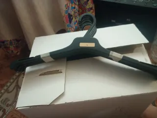 Lote de perchas de plástico negro