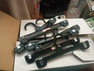 Lote de perchas de plástico negro